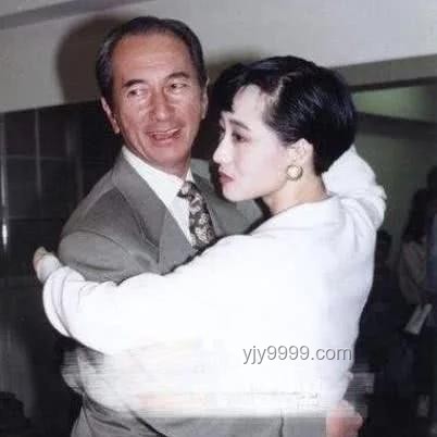 每个女性成年后最需要的朋友，「她」经济背后的情感消费新势力
