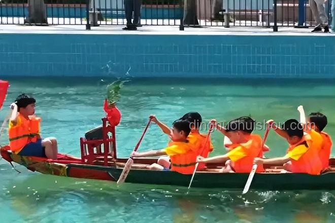 新疆旱地龙舟与传统水上龙舟：主打没有一点水分的激情碰撞