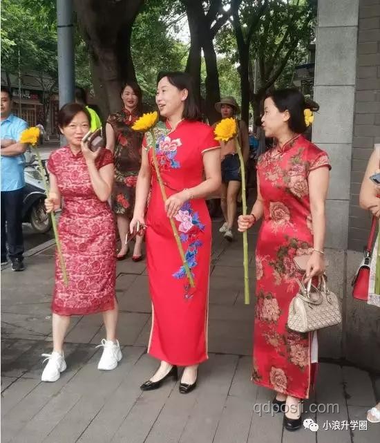 穿红旗袍拿向日葵的送考父亲爆红网络