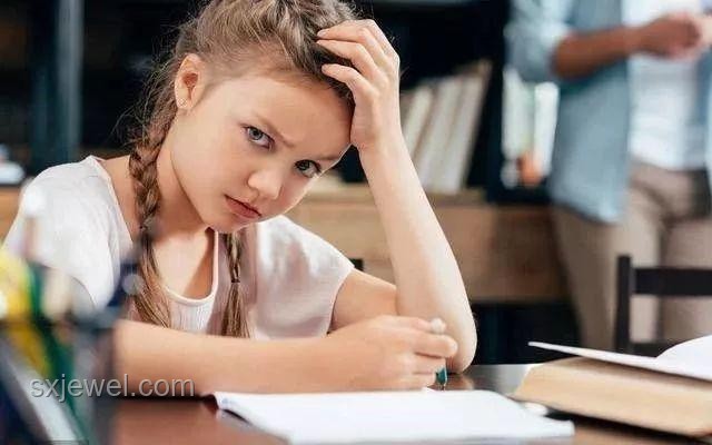 父亲举张凌赫立牌接高考女儿：亲情表达方式的对比分析