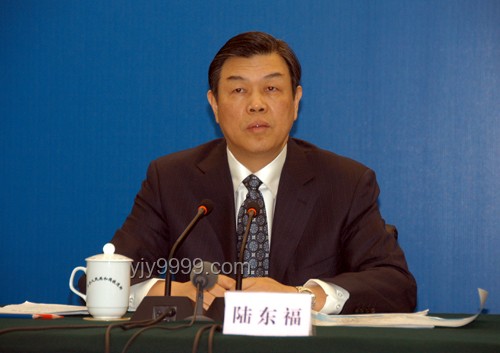 国家铁路局局长费东斌被查：铁路系统反腐深化，行业治理迎新挑战