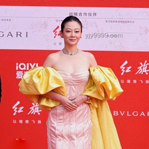 女友长得像单依纯的体验对比解析：外貌、气质、社交反应