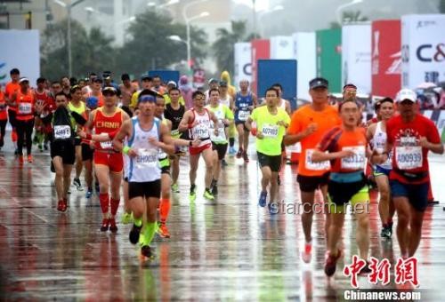 第一批跟风跑马拉松的人，已经在康复科了：安全跑步与恢复指南