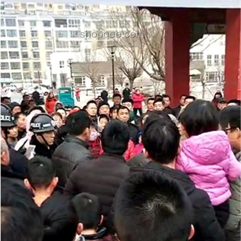 游客停车遭冲突，当地回应引深思🚗💥