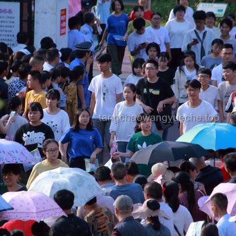 男生第1个出考场，手机狂拍家长：那一刻的温情与成长