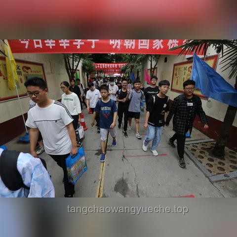 男生第1个出考场，手机狂拍家长：那一刻的温情与成长