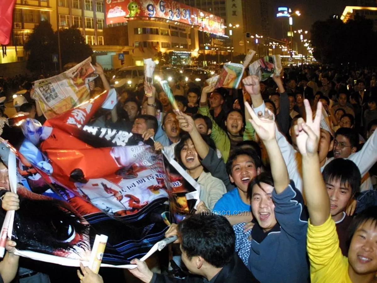 球迷唱《歌唱祖国》为国足接机问题解决方案