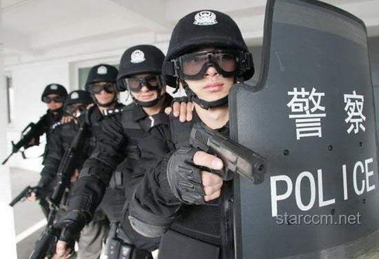 1米97小伙勇助警拦截逃窜男子：公民参与治安的新典范