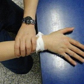 男子掰手腕骨折，惨痛教训分享💪骨折风险需警惕