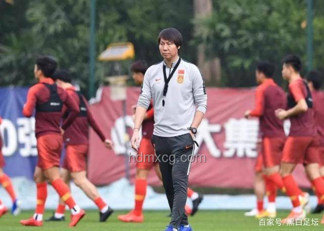 潘粤明炮轰国足教练言论案例研究：公众人物与体育舆论