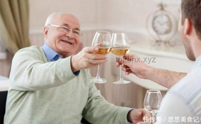 老人味成因揭秘：55岁后生活调整，远离异味困扰
